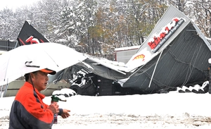 [포토] 폭설에 무너진 타이어 매장