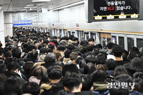 이틀간 수도권에 쏟아진 대설로 출근길 수인분당선 양방향 열차가 지연 운행한 28일 오전 수원역 수인분당선 플랫폼이 시민들로 꽉 차 있다. 2024.11.28 /이지훈기자 jhlee@kyeongin.com