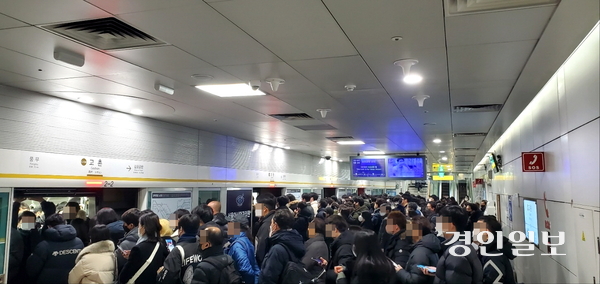 출근시간대 김포골드라인 고촌역 승강장이 김포공항역으로 가려는 승객으로 꽉 차 있다. 김포/김우성기자 wskim@kyeongin.com