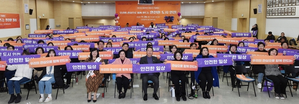 유정복 인천시장이 28일 시청 대회의실에서 열린 ‘2024년 인천시 여성폭력 추방주간 기념행사’에서 이선옥 인천시의회 제1부의장을 비롯한 참석자들과 기념촬영을 하고 있다. 2024.11.28 /인천시 제공