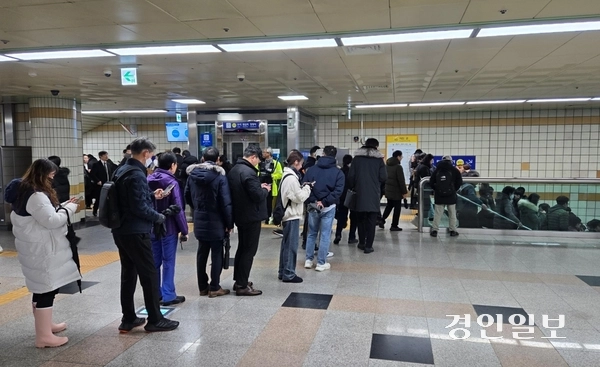 28일 오전 8시께 성남시 분당구 수인분당선 서현역사 내 연착된 지하철을 기다리는 시민들의 줄이 개찰구까지 이어졌다. 2024.11.28 /김태강기자 think@kyeongin.com