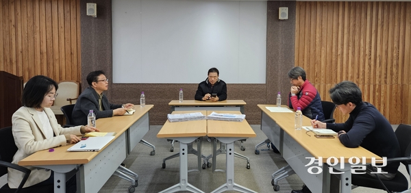 경인일보 독자위원회에서 독자위원들이 10월치 신문을 두고 이야기하고 있다. 2024.11.12 /김희연기자 khy@kyeongin.com