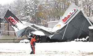 [포토] 폭설에 무너진 타이어 매장