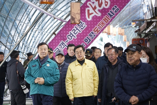 김동연 경기도지사가 폭설로 구조물이 붕괴된 의왕시 도깨비시장을 찾아 피해 현장의 목소리를 듣고 복구지원을 약속했다. 2024.11.28 /경기도 제공