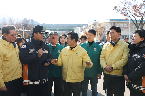 29일 오전 김동연 경기도지사가 도의회 최종현(민), 김정호(국) 대표의원 등과 함께 안양 농수산물도매시장에 방문해 폭설 피해현장 확인 및 점검, 현황청취를 했다. 2024.11.29 /경기도 제공