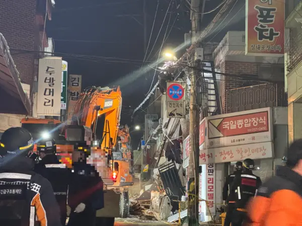 29일 오후 7시55분께 성남시 수정구 신흥동에서 포크레인 두 대가 무너진 건물을 철거하고 있다. 2024.11.29 /마주영기자 mango@kyeongin.com
