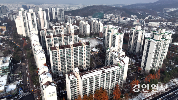 국토교통부가 1기 신도시 내 13개 구역에서 가장 먼저 재건축을 추진하는 선도지구 3만6천가구를 선정했다. 사진은 1일 오전 선도지구에 포함된 성남시 분당구 시범단지 우성아파트 모습. 2024.12.1 /최은성기자 ces7198@kyeongin.com