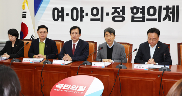 이주호 사회부총리 겸 교육부 장관(오른쪽 두번째)이 1일 오후 국회에서 열린 여·야·의·정 협의체 회의가 끝난 뒤 정부 입장과 관련한 취재진의 질문에 답변하고 있다. 2024.12.1 /연합뉴스