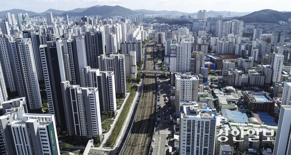 국토교통부가 교통 분야의 핵심 국정과제인 철도 지하화 사업을 본격 추진하기 위한 1차 선도 사업 대상을 발표한다. 사진은 경기도가 제안한 철도 지하화 사업 구간인 경부선 지상철도 구간인 안양역~명학역 사이 철로의 모습. 2024.10.23 /이지훈기자 jhlee@kyeongin.com