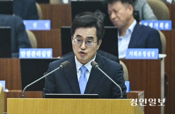 김동연 경기도지사가 경기도의회에서 열린 도정질문에서 답변을 하는 모습. /경인일보DB