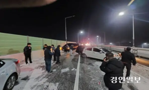 안산 각골고가도로에서 발생한 교통사고. 2024.12.01 /경기도소방재난본부 제공