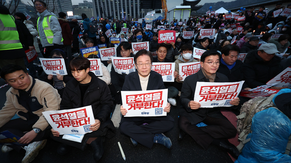 더불어민주당 이재명 대표가 지난달 30일 오후 서울 종로구 광화문 북측광장 인근에서 열린 ‘김건희·윤석열 국정농단 규탄·특검 촉구 제5차 국민행동의 날’에서 구호를 외치고 있다. 2024.11.30 /연합뉴스