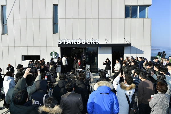 스타벅스 김포애기봉생태공원점 오픈 첫 날 CNN, BBC, 로이터, AP, 블룸버그, 교도통신, 후지TV 등 20여개에 달하는 해외언론이 찾아와 취재경쟁을 벌였다. 2024.11.29 /김포시 제공