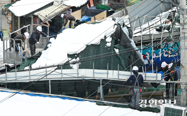 지난달 말 수도권을 강타한 폭설로 아케이드 천장 지붕이 무너진 의왕시 도깨비시장에서 1일 오후 복구작업이 한창 이뤄지고 있다. 2024.12.1 /이지훈기자 jhlee@kyeongin.com