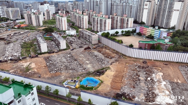 수원지역 최대 규모의 재건축 사업으로 꼽히는 영통2구역이 조합원 임원 연임안 부결로 사업 지연이 불가피할 전망이다. 사진은 수원시 영통2구역 주택재건축정비사업 부지. 2024.7.23 /임열수기자 pplys@kyeongin.com