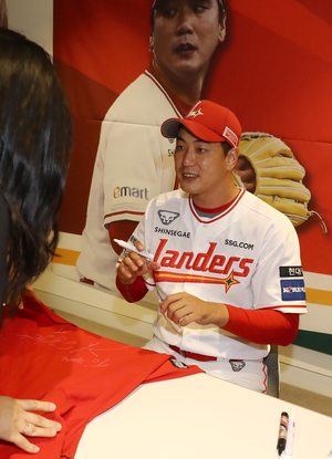 SSG 랜더스 김광현 ‘생애 첫 주장’… “성적과 건강 다 잡겠다” 소통 강조