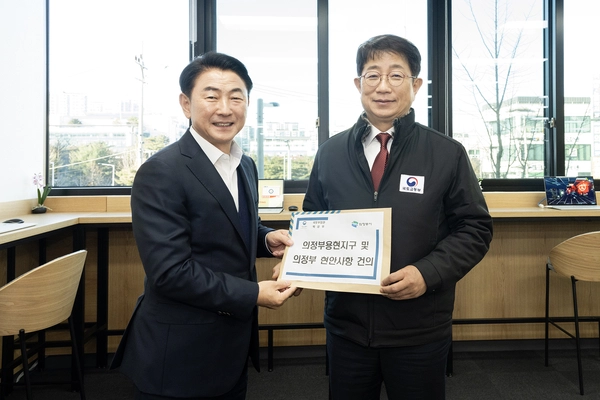 김동근 의정부시장이 3일 오후 LH경기북부본부에서 박상우 국토교통부 장관에게 용현공공주택지구 내 충분한 자족시설용지의 확보 등 지역현안을 담은 건의문을 전달하고 있다. 2024.12.3 /의정부시 제공