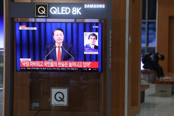 윤석열 대통령이 비상계엄을 선포한 3일 저녁 서울역TV에 관련 뉴스가 나오고 있다. 2024.12.3 /연합뉴스