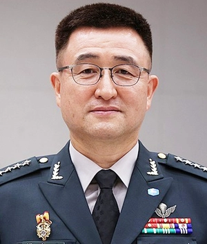 윤석열 대통령이 3일 용산 대통령실에서 긴급 담화를 통해 “종북 세력을 척결하고, 자유 헌정질서를 지키기 위해 비상계엄을 선포한다”고 밝혔다. 사진은 계엄사령관에 임명된 육군 대장 박안수. 2024.12.3 /연합뉴스