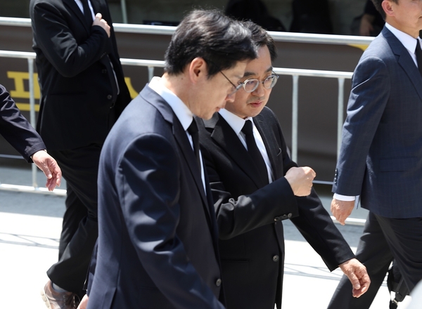 김동연 경기도지사가 지난 5월 23일 오후 경남 김해 봉하마을에서 열린 고(故) 노무현 전 대통령 15주기 추도식에서 김경수 전 경남지사와 이야기를 나누고 있다. 2024.5.23 /연합뉴스