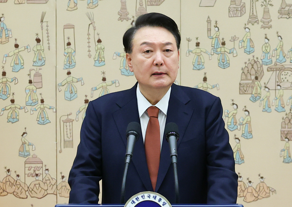 윤석열 대통령이 지난달 27일 서울 용산 대통령실 청사에서 열린 중장 진급·보직 신고 및 삼정검 수치 수여식에서 격려사를 하고 있다. 2024.11.27 /대통령실통신사진기자단