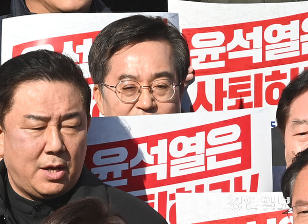 비상 계엄이 해제된 4일 오후 서울 여의도 국회에서 윤석열 대통령 사퇴 촉구·탄핵 추진 비상시국대회가 진행되고 있다. 2024.12.4 /최은성기자 ces7198@kyeongin.com