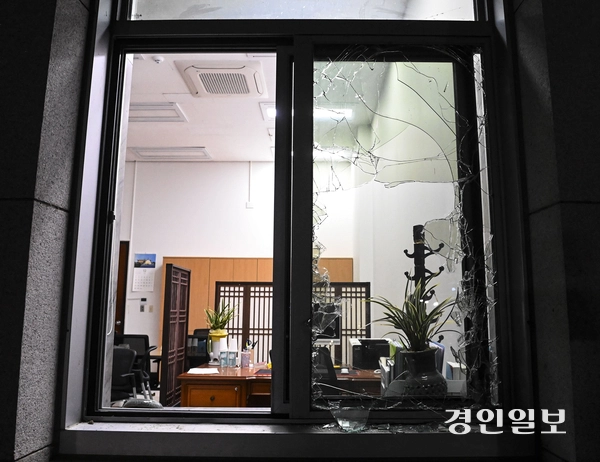 4일 새벽 군 병력이 국회 내 국민의힘 정책위의장실의 유리창을 깨고 국회 내부 진입을 시도한 흔적이 남아 있다. 2024.12.4 /이지훈기자 jhlee@kyeongin.com