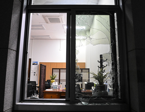 본청 입구·2층 유리창 파손… 군(軍)이 할퀴고 간 국회는 [비상계엄 사태 후폭풍]