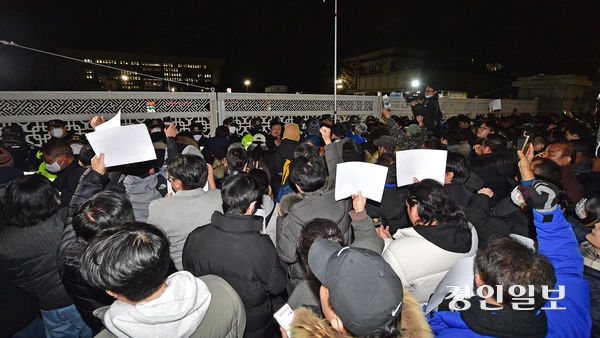 윤석열 대통령이 비상계엄을 선포한 3일 서울 여의도 국회의사당 출입문에서 시민들이 구호를 외치고 있다. 2024.12.4 /조재현기자 jhc@kyeongin.com