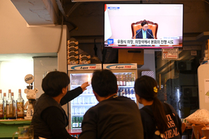 [화보] 계엄령 선포에 놀란 시민들