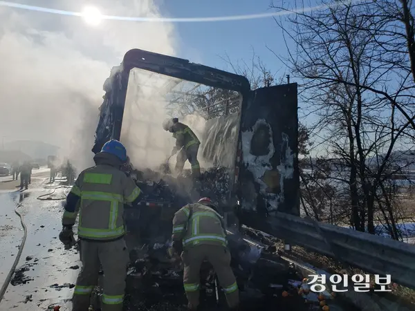 안성 일죽면 중부고속도로서 택배 차량에 불이 나 소방이 진화작업을 벌이고 있다. 2024.12.04 /경기도소방재난본부 제공