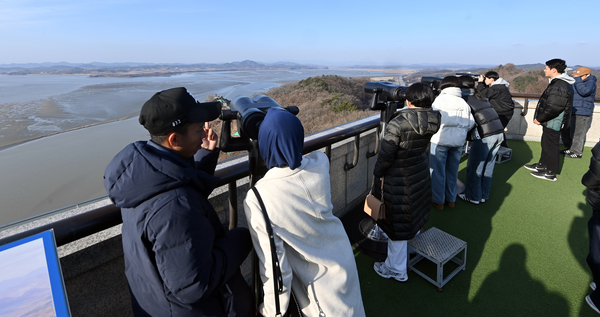 접경지 주민들이 비상계엄 선포에 뜬눈으로 밤을 새는 등 다시 터진 안보 이슈에 스트레스를 호소하고 있다. 4일 오후 파주시 오두산 통일전망대를 찾은 관광객들이 망원경으로 북한 개풍군 일대를 바라보고 있다. 2024.12.4 /최은성기자 ces7198@kyeongin.com