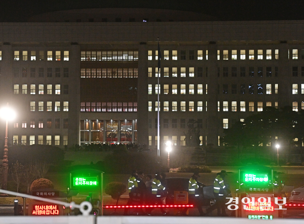 윤석열 대통령이 비상계엄을 선포한 3일 서울 여의도 국회의사당에서 경찰들이 순찰을 하고 있다. 2024.12.4 /조재현기자 jhc@kyeongin.com