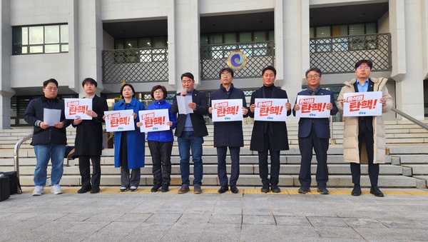 더불어민주당 인천시의원들이 4일 인천시청 계단 앞에서 ‘윤석열 불법계업 내란획책 및 동조한 유정복 시장 규탄 성명서’를 발표했다. 김명주(왼쪽 5번째) 의원이 성명서를 대표로 낭독하고 있다. 2024.12.4 /한달수기자 dal@kyeongin.com