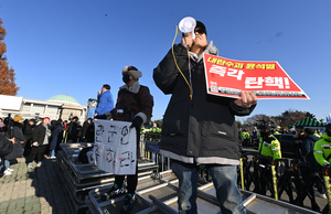 민주당, 윤대통령 탄핵소추안 발의 “내각 총사퇴 의미 없다”
