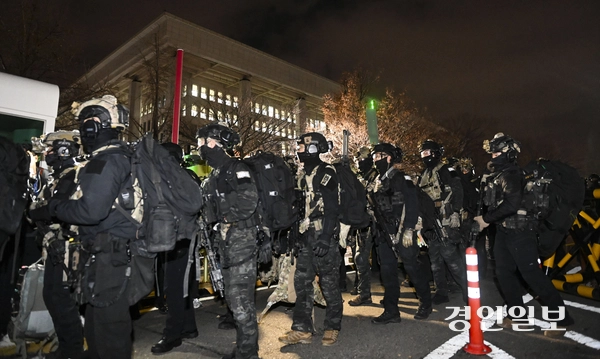 4일 새벽 서울 국회에서 열린 본회의에서 비상계엄 해제가 의결되자 군 병력이 철수하고 있다. 2024.12.4 /이지훈기자 jhlee@kyeongin.com