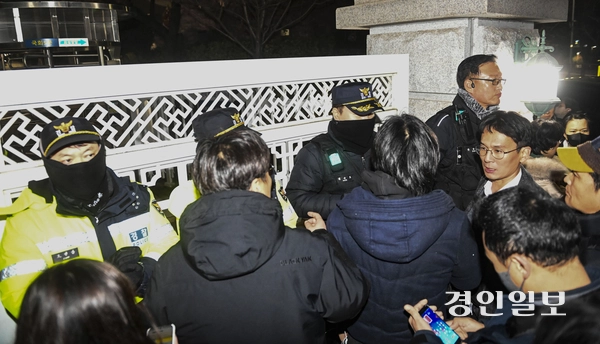 4일 새벽 서울 국회 후문에서 경찰과 국회 내부로 진입하려는 시민들이 대치하고 있다. 2024.12.4 /이지훈기자 jhlee@kyeongin.com