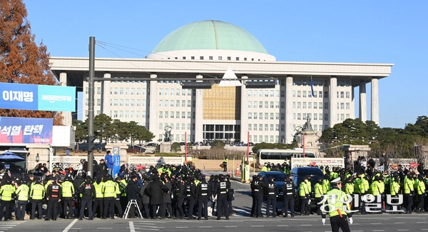 4일 오전 서울 여의도 국회의사당 정문 앞에서 시민들이 윤석열 대통령 퇴진을 촉구하는 구호를 외치고 있다. 2024.12.4 /최은성기자 ces7198@kyeongin.com