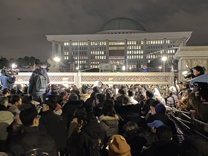 [비상계엄령 선포] 국회 190명 출석, 비상계엄령 해제 만장일치 찬성 ‘3시간의 악몽’