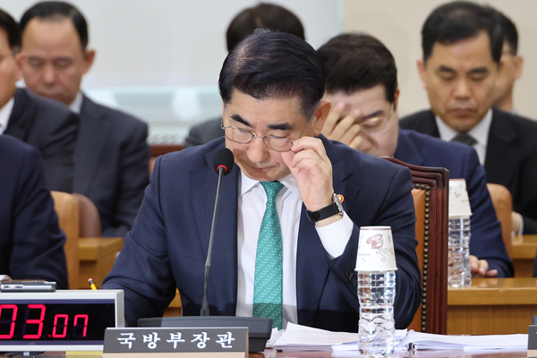김용현 국방부 장관이 지난달 15일 오전 국회에서 열린 국방위원회 전체회의에서 답변 자료를 보고 있다. 2024.11.15 /연합뉴스