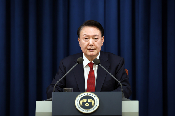 윤석열 대통령이 3일 밤 서울 용산 대통령실 청사에서 긴급 대국민 특별 담화를 하고 있다. 2024.12.3 /대통령실 제공