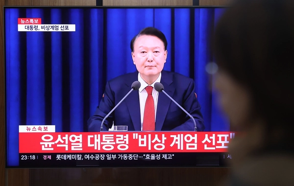 윤석열 대통령이 비상계엄을 선포한 3일 서울역에 관련 뉴스가 나오고 있다. 2024.12.3 /연합뉴스