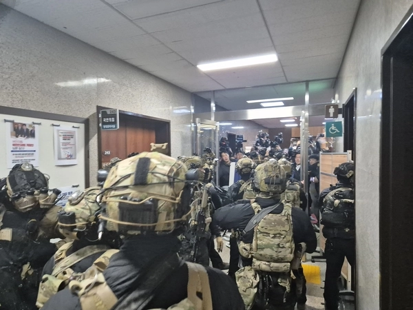 윤석열 대통령이 3일 저녁 비상계엄을 선포한 가운데 4일 밤 서울 국회의사당에서 계엄군이 국회 본청으로 진입하고 있다. 2024.12.4 /연합뉴스