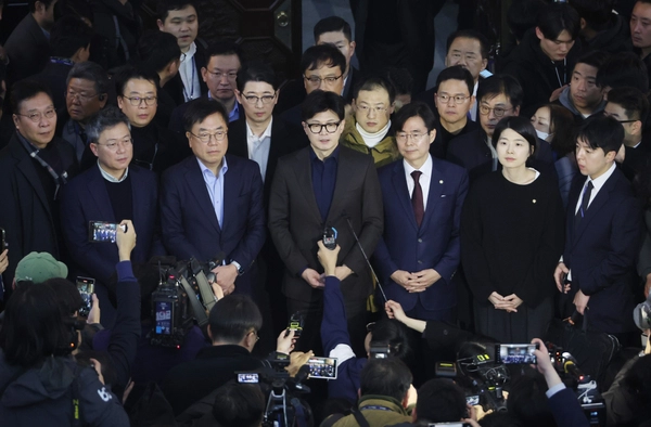 윤석열 대통령이 3일 밤 긴급성명을 통해 비상계엄을 선포한 가운데 4일 새벽 서울 영등포구 여의도 국회에서 국민의힘 한동훈 대표가 입장을 밝히고 있다. 2024.12.4 /연합뉴스