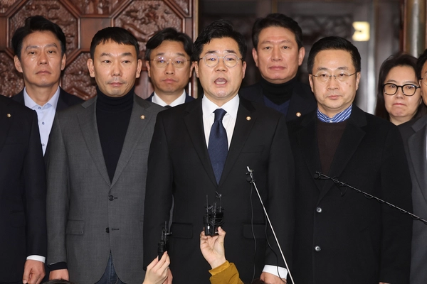 더불어민주당 박찬대 원내대표가 4일 새벽 국회에서 윤석열 대통령의 비상계엄 해제 담화와 관련해 입장발표를 하고 있다. 2024.12.4 /연합뉴스