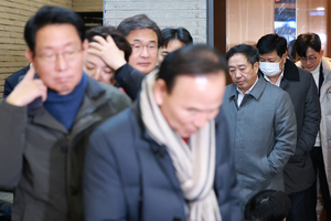 국민의힘, 비상계엄 후속 고심… 내각 총사퇴 “옳소” 尹 탈당 “글쎄”
