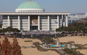 법조계 “선포 후 국회에 미통보… 군(軍) 투입도 위법” [비상계엄 사태 후폭풍]