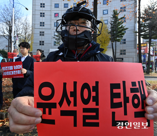 5일 인천시 남동구 국민의 힘 인천시당 앞에서 사회대전환 윤석열정권퇴진 인천운동본부 회원들이 오는 7일 윤석열 대통령 탄핵소추안에 대한 국회 본회의 표결에서 국민의 힘의 탄핵 동참을 요구하는 집회를 하고 있다./김용국기자yong@kyeongin.com