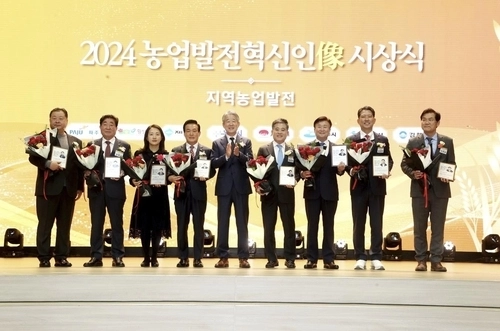 농협중앙회는 5일 중구 농협중앙회 본관에서 김경일 파주시장(좌측 끝) 등 8명의 자치단체장에게 농업발전혁신인상 감사패 수여식을 가졌다. 2024.12.5 /농협 제공