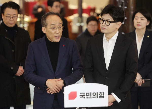 국민의힘 추경호 원내대표가 4일 서울 여의도 국회에서 열린 비상의원총회를 마치고 나오며 발언하고 있다. 오른쪽은 한동훈 대표. 2024.12.4 /연합뉴스